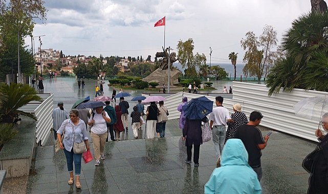 Cumhuriyet Meydanı'nda şemsiyeler açıldı, turistler yağmura rağmen gezilerini sürdürdü