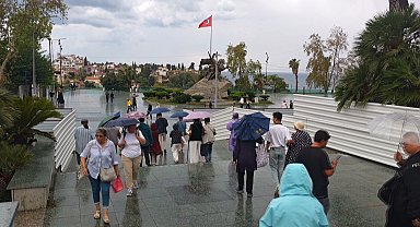 Cumhuriyet Meydanı'nda şemsiyeler açıldı, turistler yağmura rağmen gezilerini sürdürdü