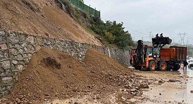D-100 kara yolunda heyelan: Ulaşım kontrollü sağlanıyor