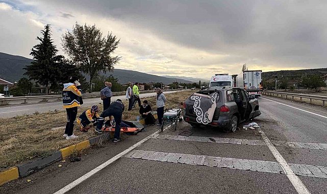 D100'de otomobil refüje çarptı: 3 yaralı