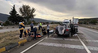 D100'de otomobil refüje çarptı: 3 yaralı