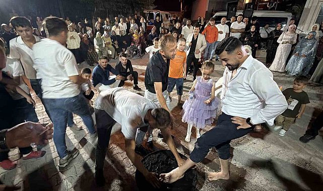 Damat ve sağdıcı kara kazan üzerinde oynattılar