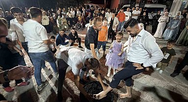 Damat ve sağdıcı kara kazan üzerinde oynattılar