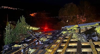 Damlıca köyünde çatı yangını büyümeden söndürüldü