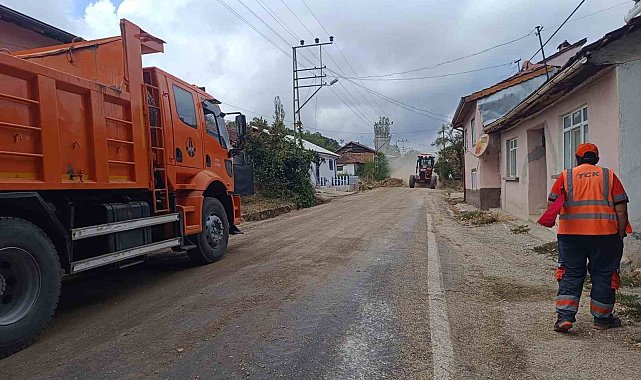 Dar olan köy yolu Karayolları ekiplerince genişletiliyor