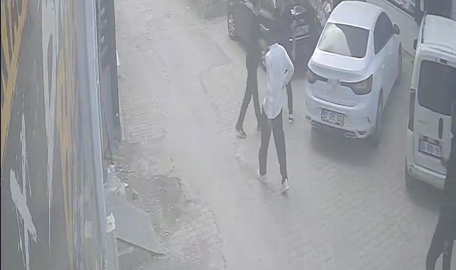 Darbedilen kadını kurtarmak isteyen gencin bıçaklı saldırıya uğradığı anlar kameraya yansıdı