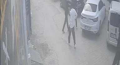 Darbedilen kadını kurtarmak isteyen gencin bıçaklı saldırıya uğradığı anlar kameraya yansıdı