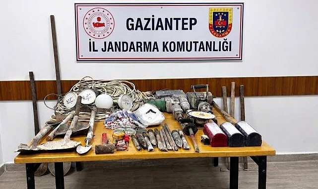 Define bulmak için ormanlık alanda kazı yapan 4 şahıs yakalandı