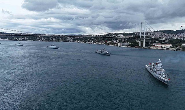 Deniz Kuvvetleri Günü'nde 15 savaş gemisi İstanbul Boğazı'ndan geçti