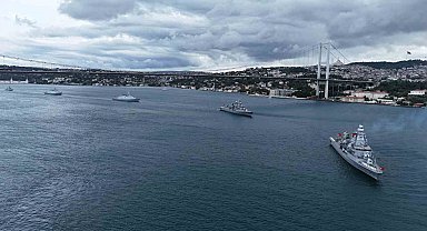 Deniz Kuvvetleri Günü'nde 15 savaş gemisi İstanbul Boğazı'ndan geçti