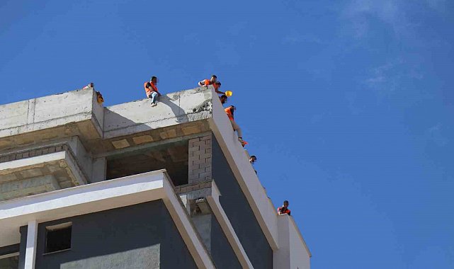 Denizli'de 4 aydır ödemeleri yapılmayan inşaat işçileri çatıya çıktı