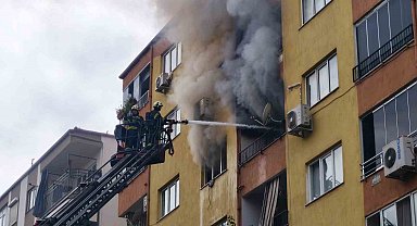 Denizli'de dairede çıkan yangında 1'i yatalak 2 kişi dumandan etkilendi