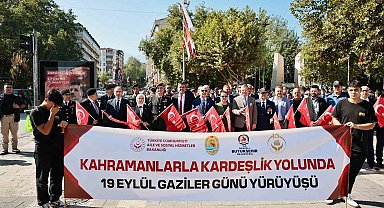Denizli'de Gaziler "Kahramanlarla Kardeşlik Yolunda" yürüyüşü gerçekleştirdi