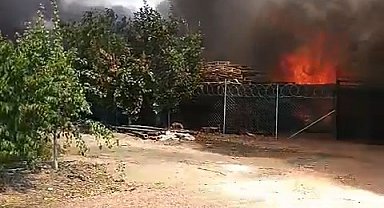 Depoda çıkan yangın ekiplerin hızlı müdahalesiyle söndürüldü