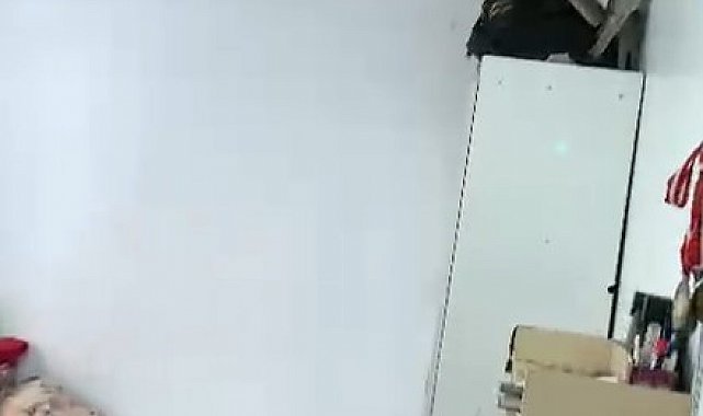 Depremde Gaziantep'teki bir evin tavanında kısmi çökme meydana geldi