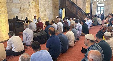 Depremde hasar gören tarihi camide 3,5 yıl sonra ilk cuma namazı