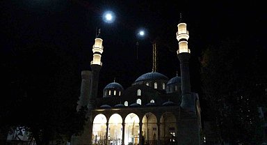 Depremde yıkılan Yeni Cami'nin ışıkları yıllar sonra yeniden yandı