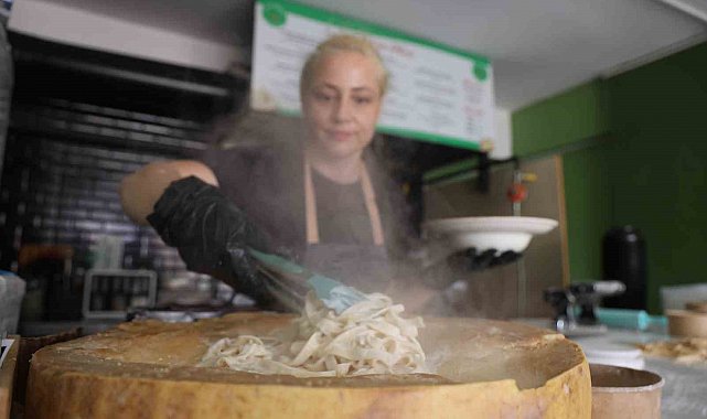 Depremin pes ettiremediği kadın, gastronomi şehrinde el açması makarnasıyla vatandaşların damak tadını değiştirdi