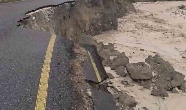 Dere taşma noktasına geldi: Hızlı akan sular yolu çökertti