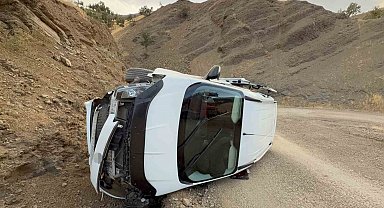 Derecik'te takla atan otomobilde karı koca yaralandı