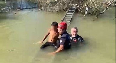 Derede mahsur kalan çocuğu itfaiye ekipleri kurtardı