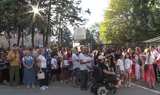 Dilek Özer Ortaokulu velileri okul önünde toplandı: "Çocuklarımız güvende olsun"