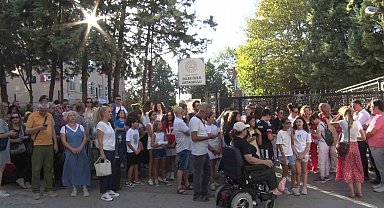 Dilek Özer Ortaokulu velileri okul önünde toplandı: "Çocuklarımız güvende olsun"