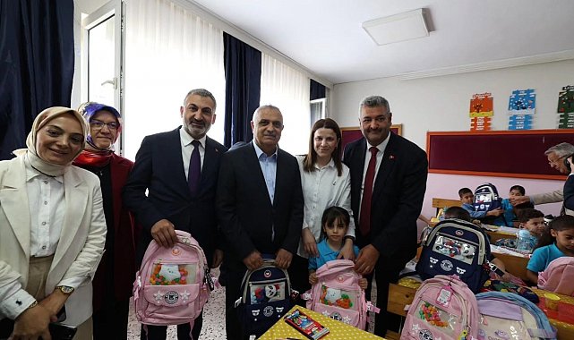 Dilovası'nda okula yeni başlayan miniklere kırtasiye malzemesi dağıtıldı