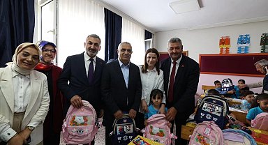 Dilovası'nda okula yeni başlayan miniklere kırtasiye malzemesi dağıtıldı