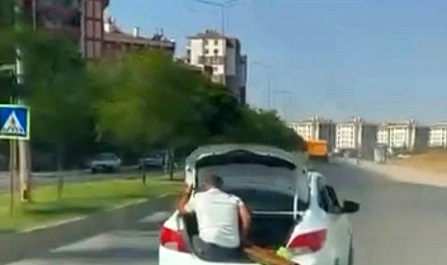 Diyarbakır'da tehlikeli yolculuklar kamerada: Biri bagaj girdi, diğeri bagaj kapısında oturup ilerledi