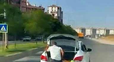 Diyarbakır'da tehlikeli yolculuklar kamerada: Biri bagaj girdi, diğeri bagaj kapısında oturup ilerledi