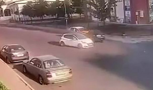 Diyarbakır'da trafik kazası güvenlik kamerasına yansıdı