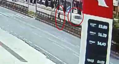 Diyarbakır'da yaya geçidinden geçmeye çalışan şahsın ölümden döndüğü anlar kamerada