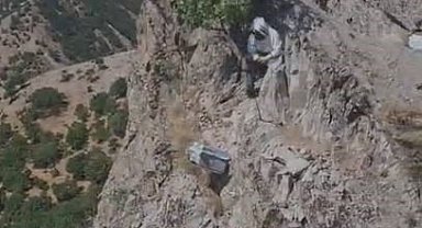 Doğal bal için kayalıklardan sarkıtılan kovanda sağım zamanı
