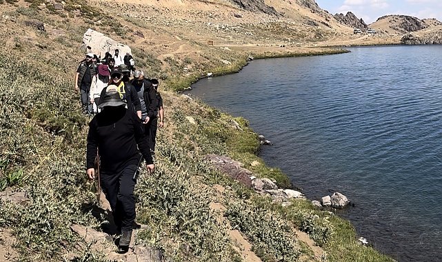 Doğaseverlerden 3 bin 500 rakımlı Sat Gölleri'ne yolculuk