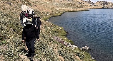 Doğaseverlerden 3 bin 500 rakımlı Sat Gölleri'ne yolculuk