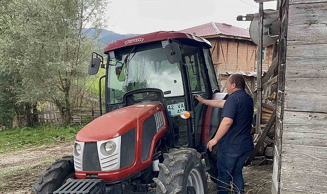 Doğuştan görme engelli çiftçinin yaşam azmi: Traktör sürüyor, tarlada çalışıyor, odun kırıyor