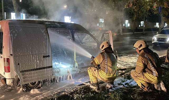 Dolmabahçe Sarayı'nın önünde hafif ticari araç alevlere teslim oldu