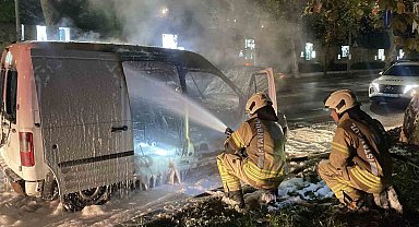 Dolmabahçe Sarayı'nın önünde hafif ticari araç alevlere teslim oldu
