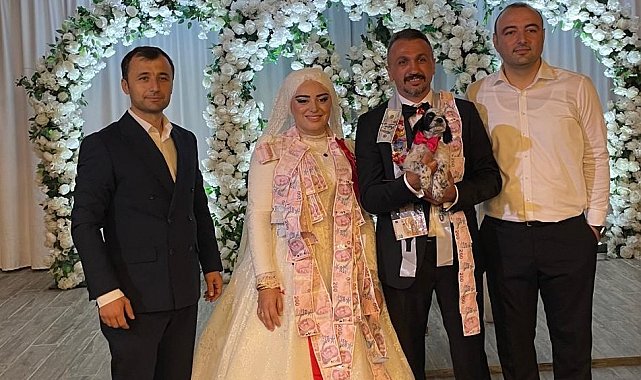 Düğünde altın yerine köpek taktı
