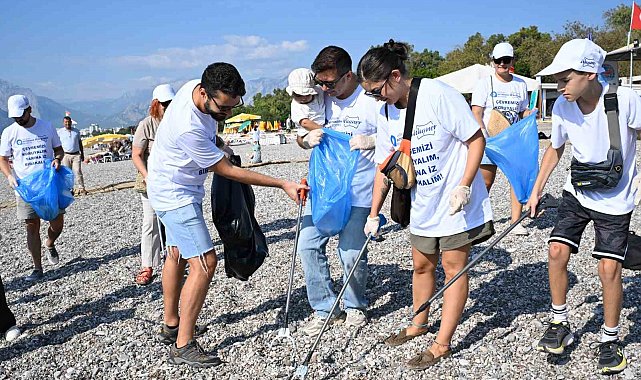 Dünya Kıyı Temizliği Günü'nde dünyaca ünlü sahilde temizlik