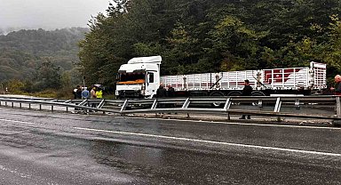 Düzce D-655 karayolunda makaslayan tır yolu trafiğe kapattı