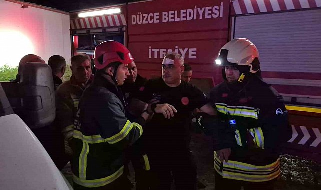 Düzce'de fabrikadaki yangında üzerine çatı düşen itfaiyeci yaralandı