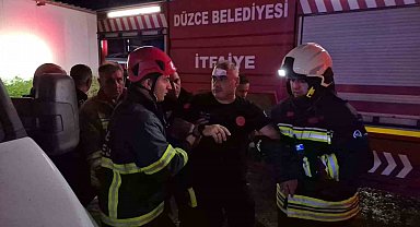 Düzce'de fabrikadaki yangında üzerine çatı düşen itfaiyeci yaralandı