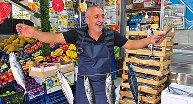 Düzce'de taze balıkları göstermek için hem palamutları oynattı hem kendisi horon oynadı