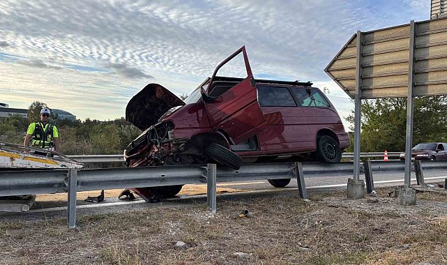 Edirne'de kontrolden çıkan araç bariyerlerin üzerinde 35 metre sürüklendi