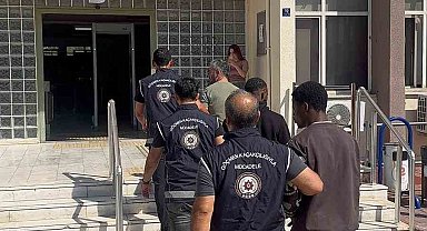Efeler'de 31 düzensiz göçmen yakalandı: 2 tutuklama