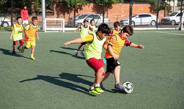 Efeler'de çocuklar için futbol kursu kayıtları başladı