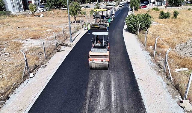 Efeler'de sıcak asfalt çalışmaları sürüyor
