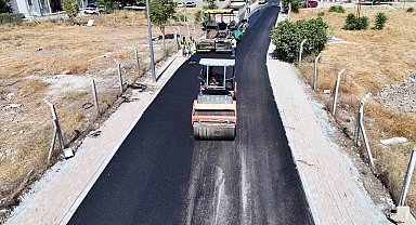 Efeler'de sıcak asfalt çalışmaları sürüyor
